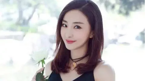 半挂车水泥泄漏追尾