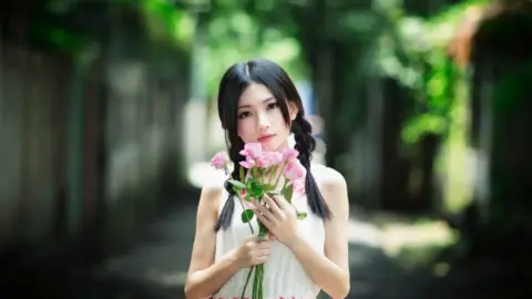 王伟烈士墓前硬核爆满